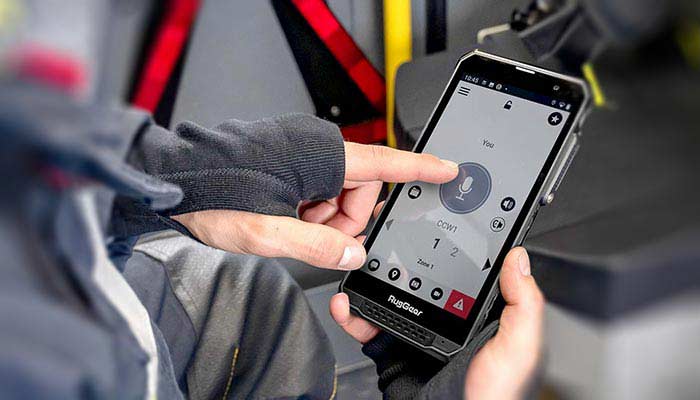 Brandman håller en RugGear RG880