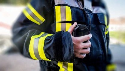 Brandman håller en RugGear RG750