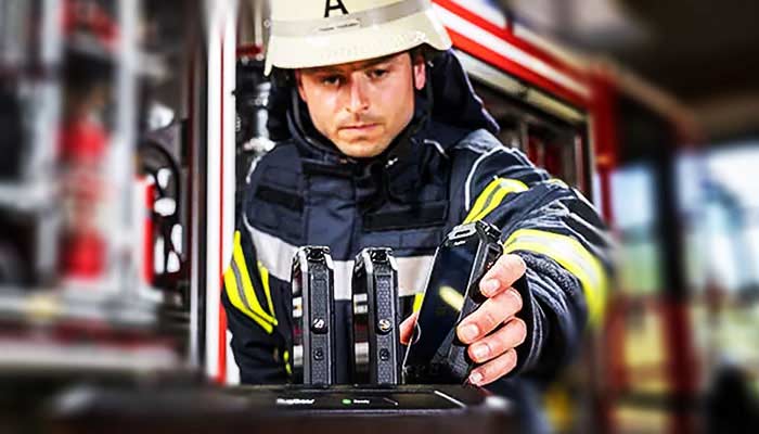 Brandman laddar en RugGear RG750